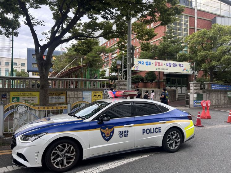 Jeonnam police are patrolling in front of an elementary school in Mokpo. Photo by Jeonnam Police Agency