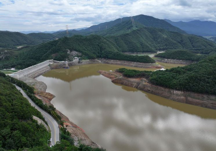 On the 14th, Obong Reservoir, which supplies 87% of the domestic water in Gangneung, Gangwon Province, showed a slight increase in water storage rate due to the rain that fell the previous day. Yonhap News