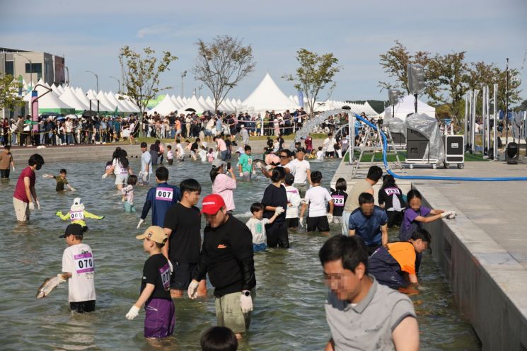 2024 연어맨손잡기체험. 양양군 제공