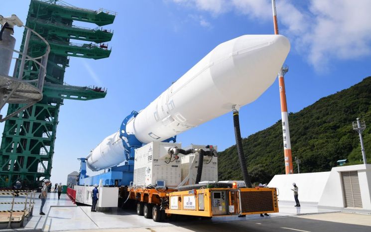 기립을 위해 이동 중인 발사체. 우주청 제공