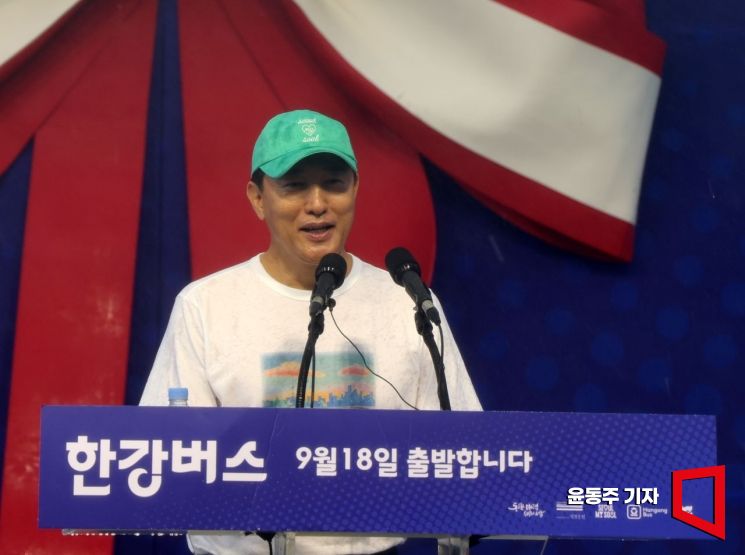 17일 서울 여의도 한강버스 선착장 앞에서 열린  한강버스 취항식에서 오세훈 시장이 인사말을 하고 있다. 한강버스는 서울시의 새로운 교통수단으로 마곡-망원-여의도-옥수-압구정-뚝섬-잠실 7개 선착장, 28.9㎞를 오간다. 이용요금은 1회 3천원이며 기후동행카드를 사용하면 횟수 제한 없이 탑승할 수 있고 대중교통 환승할인도 받을 수 있다. 윤동주 기자