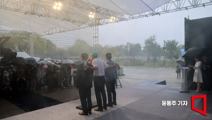 [포토] 한강버스 취항식에 내린 폭우