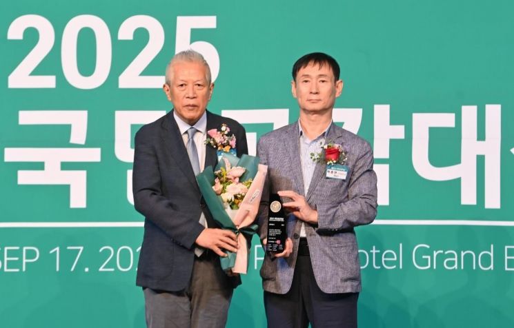 Hanam City is receiving the Grand Prize in the "Youth Future City" category at the "2025 National Sympathy Campaign" awards ceremony held on the 17th at the Grand Ballroom of The Plaza Hotel in Jung-gu, Seoul. Provided by Hanam City