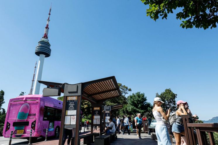 On the 10th, foreign tourists visiting N Seoul Tower in Jung-gu, Seoul, are overlooking the cityscape of downtown Seoul. Photo by Kang Jin-hyung