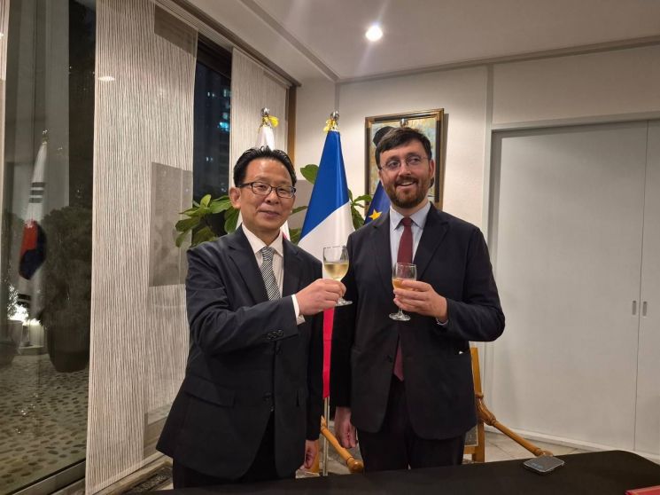 The Korean Film Council formed a sisterhood agreement with the National Center for Cinema and the Moving Image (CNC) of France on the 16th at the Embassy of France in Seoul.