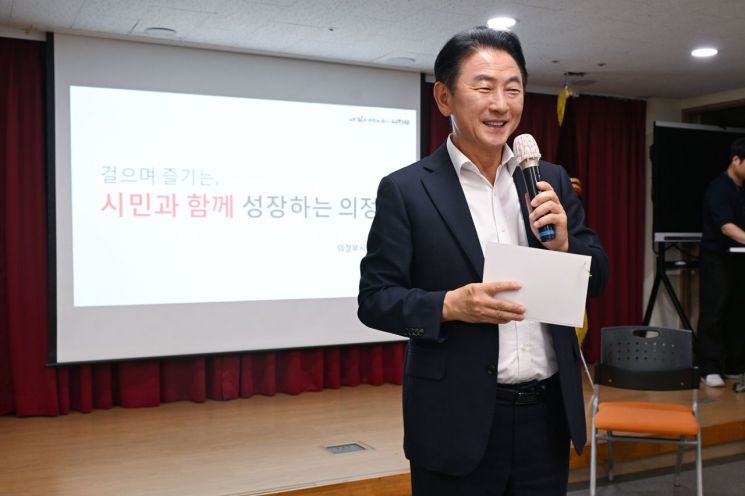 Mayor Kim Donggeun is giving a special lecture at the Senior College affiliated with the Uijeongbu City Branch of the Korean Senior Citizens Association on the 16th. Provided by Uijeongbu City