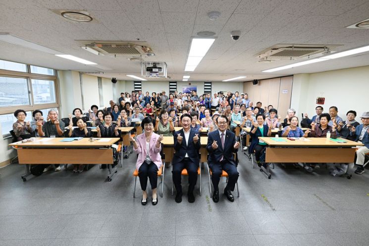 Mayor Kim Donggeun is taking a commemorative photo after giving a special lecture at the Senior College affiliated with the Uijeongbu City Branch of the Korea Senior Citizens Association on the 16th. Provided by Uijeongbu City