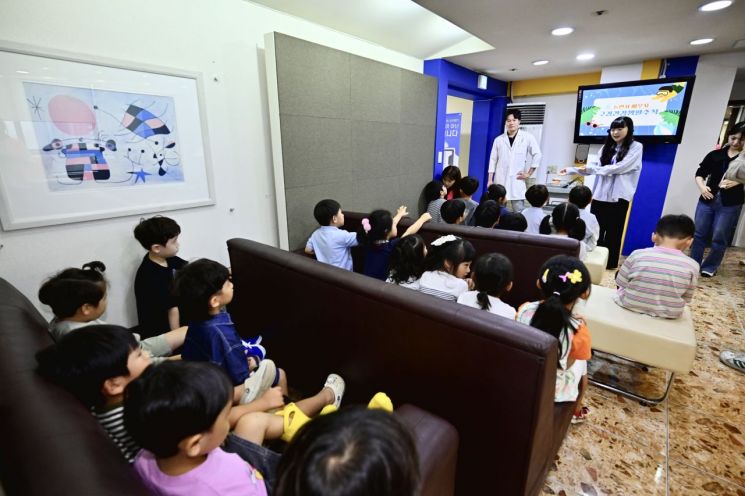 Sokcho City operates the oral health education program "Let's Play at the Dentist" to help young children develop proper oral hygiene habits. Provided by Sokcho City