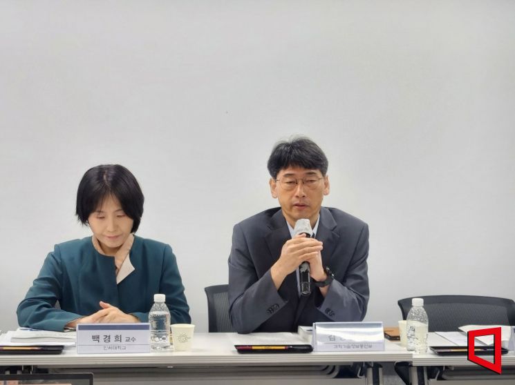 17일 오전 서울 중구에서 김경만 과학기술정보통신부 인공지능기반정책관이 'AI기본법 하위법령 제정방향'에 관해 설명하고 있다. 사진=박유진 기자