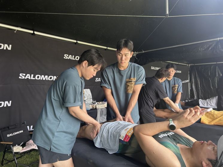 동의과학대 물리치료과가 살로몬 트레일 러닝 대회서 자원봉사를 진행하고 있다.