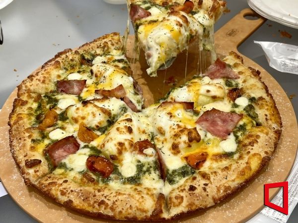 Mom’s Pizza于上个月推出的“松露罗勒蒜香橄榄油披萨”。Han Yejoo 记者