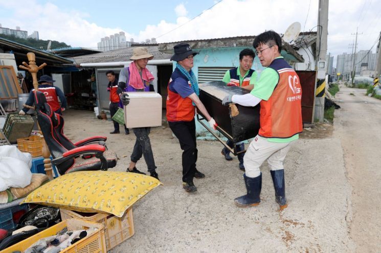 폭우 피해를 입은 광주 광산구 신기마을에서 자원봉사자들이 침수된 가재도구를 정리하며 복구 작업을 벌이고 있다. 광산구 제공