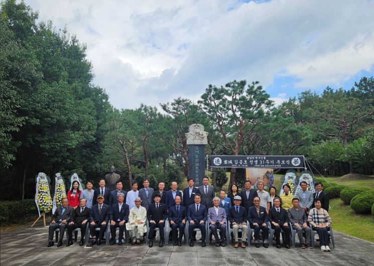 남다른 애향 정신 실천으로 '광양의 역사 인물'로 선정된 설성 김종호 선생의 31주기 추모식이 지난 16일 광양읍 우산공원 설성동산에서 개최됐다. 광양시 제공