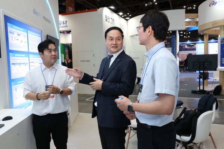 Choi Moonkyu, Chief of Planning and Finance Headquarters at Korea National Oil Corporation (center), is touring the exhibition booth at the Korea Safety Industry Expo on the 17th. Provided by Korea National Oil Corporation