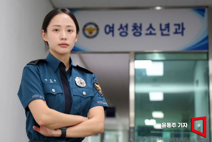 경기 광주경찰서 여청과 소속 안승현 순경이 포즈를 취하고 있다. 윤동주 기자