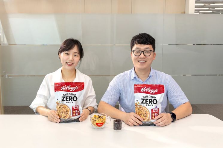 농심켈로그의 김용신 이사(왼쪽)와 정원호 과장이 아시아경제와 인터뷰를 진행하고 기념촬영을 하고 있다. 농심캘로그 제공