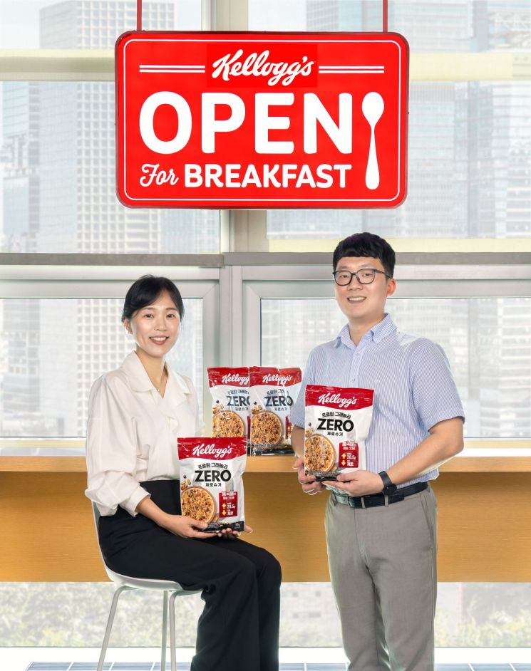 농심켈로그의 김용신 이사(왼쪽)와 정원호 과장이 아시아경제와 인터뷰를 진행하고 기념촬영을 하고 있다.