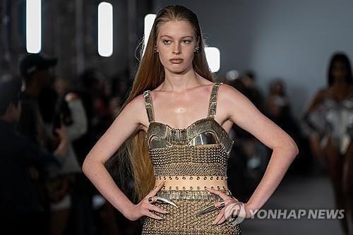 머스크와 절연한 성전환 딸, 뉴욕패션위크 데뷔…"정치적 상징" 평가