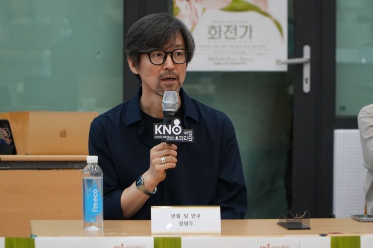 Jung Youngdoo, the director of the National Opera Company's original opera "Hwajeonga," is explaining the work at the production presentation held on the 17th at the N Studio of the Seoul Arts Center. <br> Photo by National Opera Company
