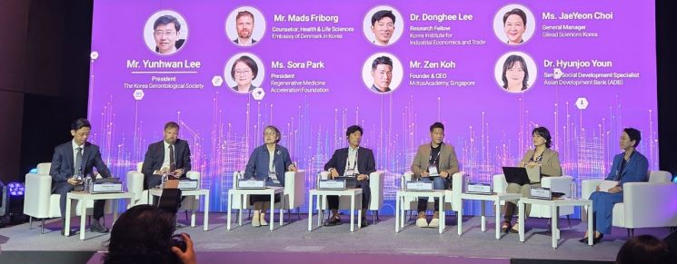 보건복지부와 세계보건기구(WHO)가 공동으로 17일 서울 중구 신라호텔에서 개최한 '세계 바이오서밋 2025' 두번째 세션 '고령화 & 의료기술'을 주제로 한 토론에서 패널들이 대화를 나누고 있다. 정동훈 기자