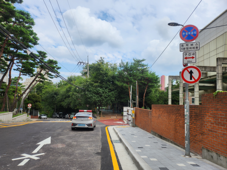 안전한 통학 환경을 위해 새로 조성된 용산구 선린중학교 정문 앞 보도. 용산구 제공.