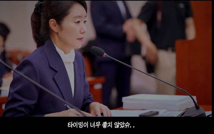 The office of Kang Sunwoo, a Democratic Party lawmaker who stepped down from the Minister of Gender Equality and Family amid allegations of power abuse against her staff, has belatedly released a video announcing that her YouTube channel "Kang Sunwoo" has surpassed 100,000 subscribers.