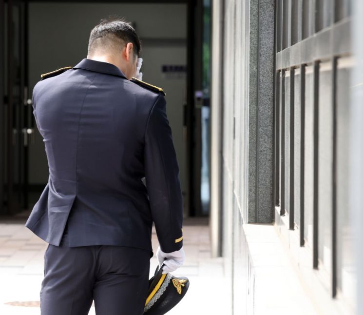 15일 인천 서구 인천해양경찰서에서 엄수된 '해양경찰관 고(故) 이재석 경사 영결식'에서 동료 경찰이 눈물을 닦고 있다. 2025.9.15 [공동취재] 연합뉴스