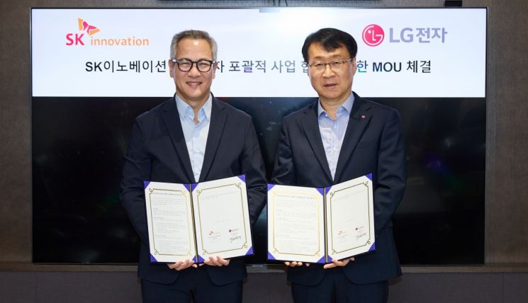 김무환 SK이노베이션 에너지설루션 사업단장(왼쪽)과 이재성 LG전자 ES사업본부장이 17일 서울 종로구 SK서린빌딩에서 열린 'AI 데이터센터 통합 에너지 솔루션' 공동 개발 및 사업화를 위한 양해각서(MOU) 체결식에서 기념사진을 촬영하고 있다. SK이노베이션
