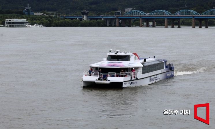 지난 9월 본격적인 운항에 들어간 한강버스가 서울 동작대교를 지나고 모습. 윤동주 기자