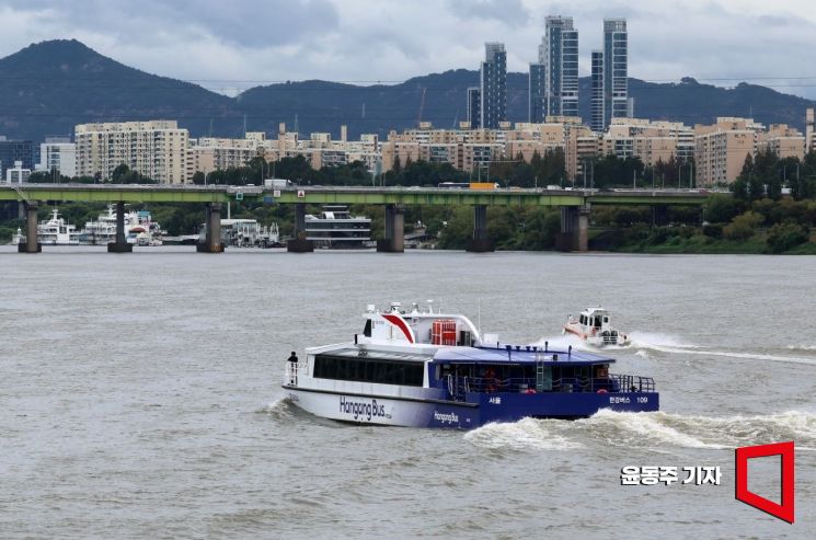 18일 본격적인 운항에 들어간 한강버스가 서울 잠수교를  지나고 있다. 2025.09.18 윤동주 기자
