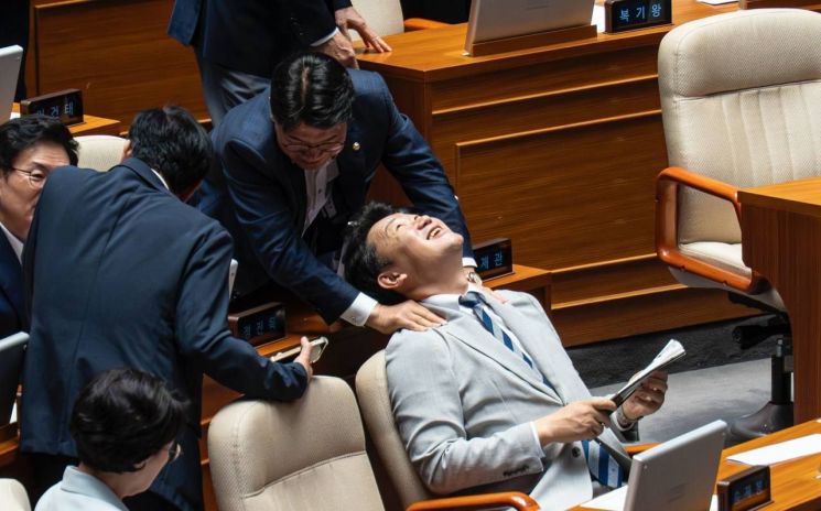 국회 본회의장에서 동료 의원들과 인사를 나누고 있는 곽상언 더불어민주당 의원. 곽상언 페이스북