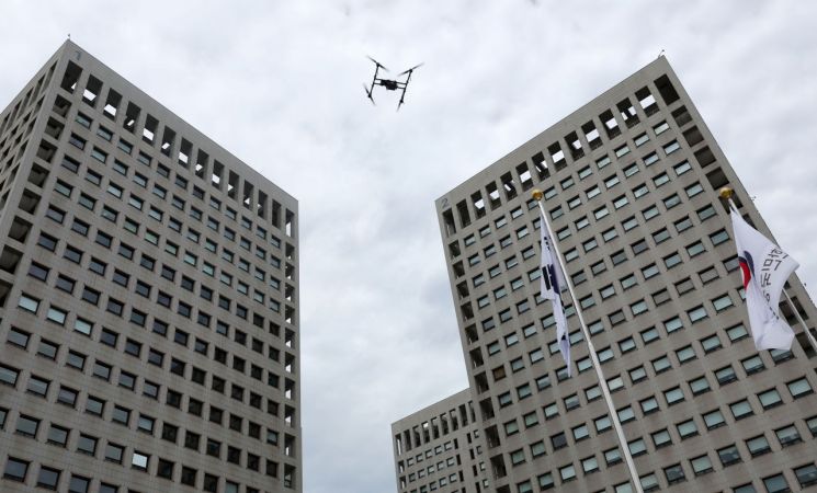 정부대전청사에서 지난 15일 열린 '유관기관 통합방호훈련'에서 허가받지 않은 드론이 청사에 침입한 상황을 연출했다. 기사 내용과 사진은 직접적 관련이 없다. 연합뉴스 제공