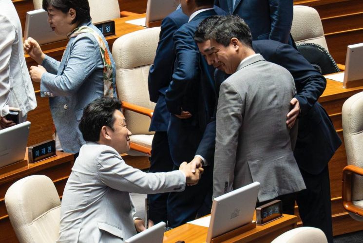 국회 본회의장에서 동료 의원들과 인사를 나누고 있는 곽상언 더불어민주당 의원. 곽상언 페이스북