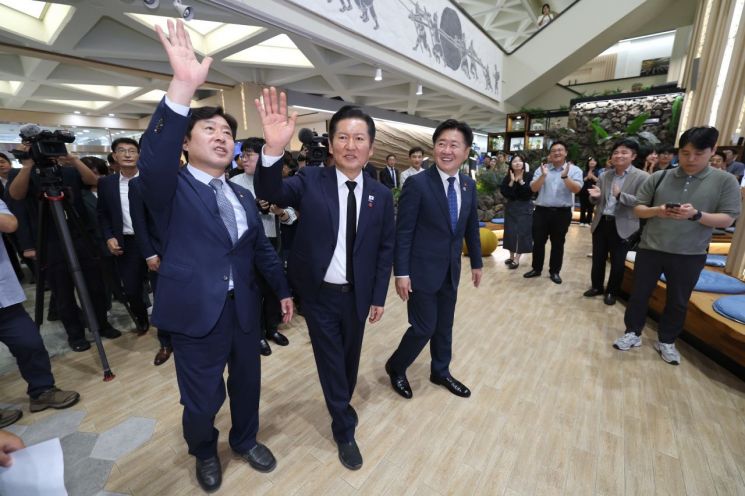 17일 오전 '2025 더불어민주당-제주도 예산정책협의회'를 위해 제주도청을 찾은 정청래 대표 일행이 로비를 가득 채운 공무원들에게 인사하고 있다. 연합뉴스