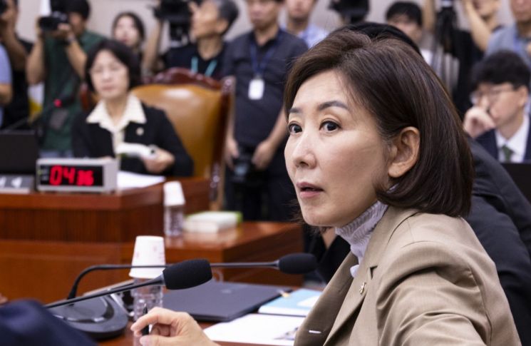 국민의힘 나경원 의원이 16일 서울 여의도 국회에서 열린 법제사법위원회 전체회의에서 무소속 최혁진 의원 발언에  항의하고 있다. 연합뉴스
