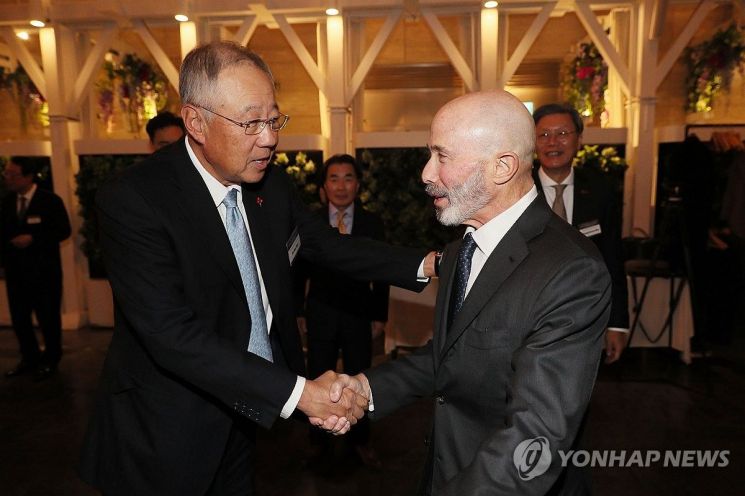 류진 한국경제인협회 회장과 에반 그린버그 미한재계회의 위원장이 지난해 11월20일 서울 여의도 FKI타워에서 열린 '한미재계회의 주최 네트워킹 리셉션’에서 악수하고 있다. 한경협.