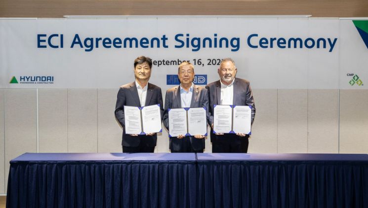 김태희 현대건설 건축사업부장(왼쪽부터), 장 야쉰 HND 홀딩스 창업주, 로널드 맥레이 CMP 대표가 16일 현대건설 본사에서 주택개발사업 시공사 조기참여 협약을 맺은 후 기념사진을 찍고 있다. 현대건설 제공
