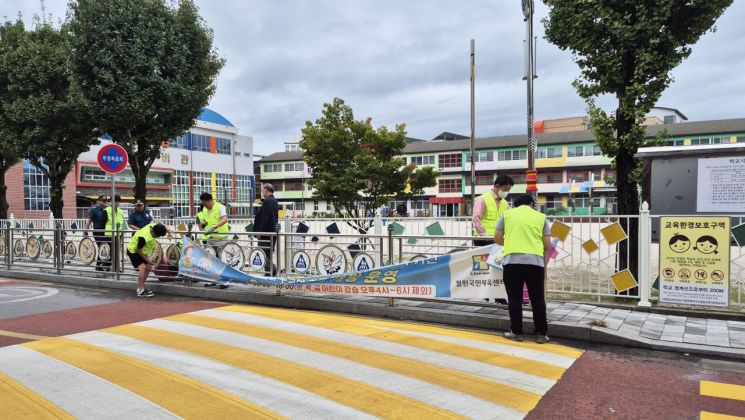 철원군, 개학기 학교주변 불법광고물 근절 합동캠페인