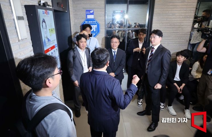 김건희 여사의 의혹들을 수사하는 민중기 특별검사팀이 18일 서울 여의도 국민의힘 중앙당사에 대한 '통일교 집단 입당' 의혹과 관련한 압수수색에 나섰다. 당사에 도착한 특검팀이 당사에 진입하기 위해 국민의힘 관계자와 대화하고 있다. 김현민 기자