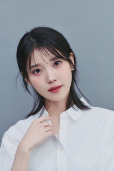 데뷔 17주년 기념일인 18일 자신의 이름과 팬덤명 '유애나'를 합친 '아이유애나' 이름으로 총 2억원을 기부한 아이유. 이담엔터테인먼트