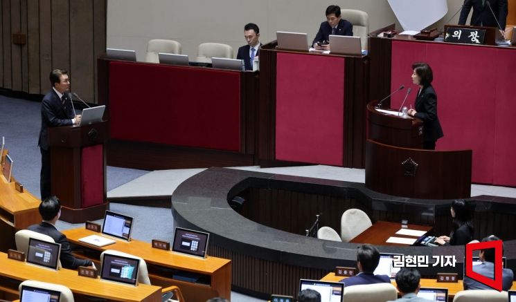 [포토] 與 "이재명 정부 출범 후 경제 개선" vs 野 "선출 독재"