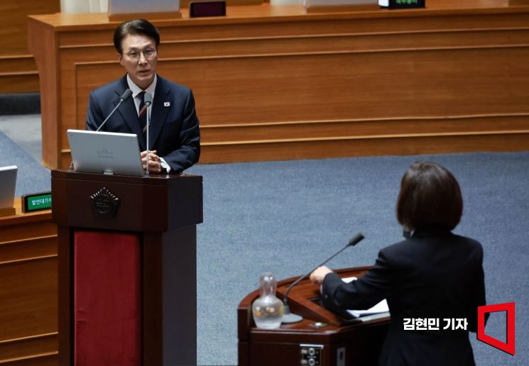 김민석 국무총리가 18일 국회에서 열린 교육·사회·문화 분야 대정부질문에서 나경원 국민의힘 의원의 질의에 답변하고 있다. 김현민 기자