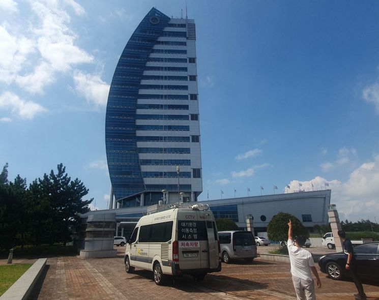 전남보건환경연구원은 지난 13일 발생한 광양시 도이동 창고 화재와 관련, 대기환경이동측정차량을 이용해 대기오염도를 측정하고 있다. 전남도 제공