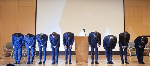 조좌진 롯데카드 대표이사(왼쪽 다섯번째) 등 관계자들이 18일 서울 중구 부영태평빌딩에서 해킹 사고로 인한 고객 정보 유출사태에 대해 대고객 사과하고 있다. 문채석 기자