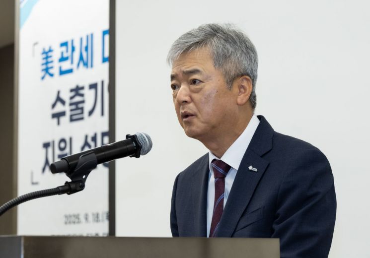 한국무역협회가 18일 서울시 강남구 삼성동 트레이드타워에서 산업통상자원부, 코트라, 한국무역보험공사와 공동으로 개최한 '美 관세대응 수출기업 지원 설명회', 행사에 참석한 이인호 한국무역협회 부회장이 개회사를 하고 있다. 한국무역협회 제공