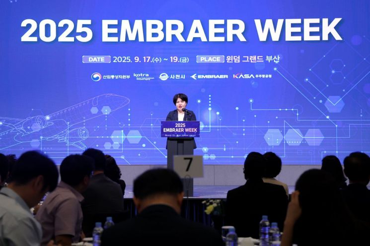 코트라(대한무역투자진흥공사)와 사천시, 산업통상자원부, 우주항공청은 9월 17일부터 19일까지 ‘엠브라에르 파트너링 위크(Embraer Partnering Week)’를 공동 개최했다. 고상영 코트라 글로벌공급망실장이 18일 열린 설명회에서 개회사를 하고 있다. 코트라.
