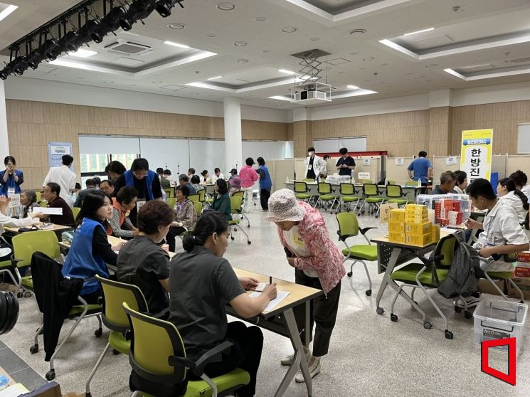 농촌에 뜬 ‘찾아가는 왕진버스’…봉화, 의료 공백 채운다