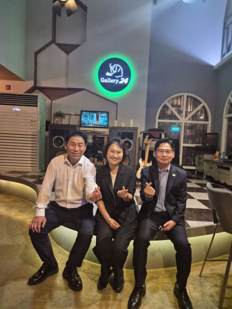 지난 17일 광주 시내에서 열린 교육감 선거 예비후보 회동 뒤 기념촬영을 하고 있는 모습. 왼쪽부터 김용태 전 전교조 광주지부장, 오경미 전 광주시교육청 교육국장, 정성홍 전 전교조 광주지부장. 독자 제공