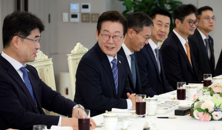 이재명 대통령이 18일 용산 대통령실에서 증권사 리서치센터장들과 오찬 간담회를 하고 있다. 연합뉴스