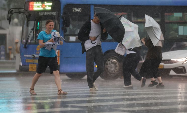 On the rainy 16th, citizens are walking with umbrellas at Gwanghwamun Square in Jongno-gu, Seoul. Photo by Yonhap News